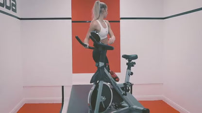 bicicleta spinning PRO banda magnética con soporte para iPad y cómodo cojín de asiento y volante de 18 KG